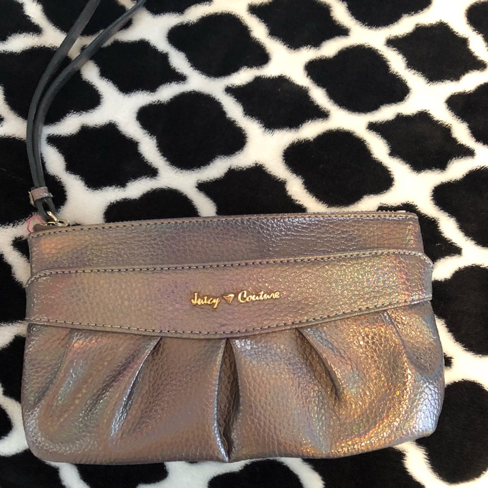 Wristlet beautiful metallic color. EEUC
